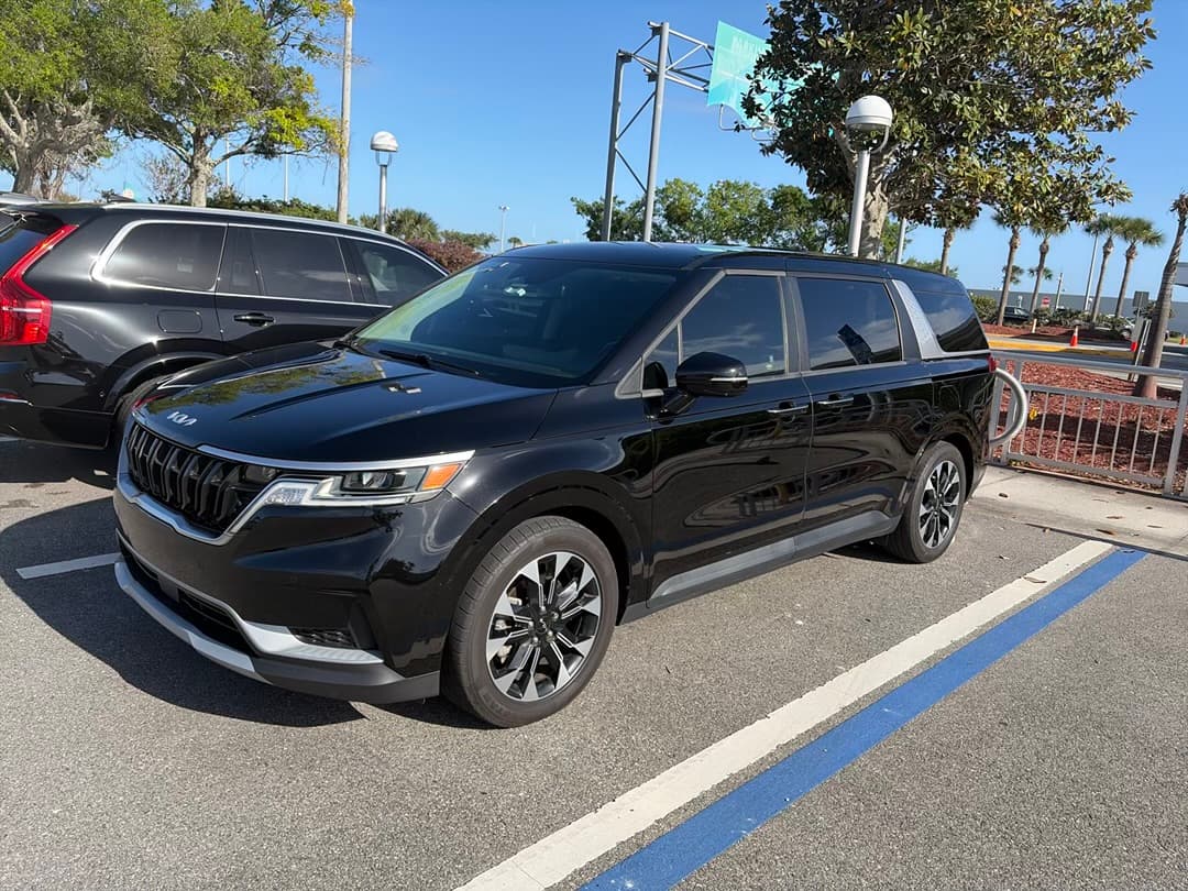 2024 Black Kia Carnival